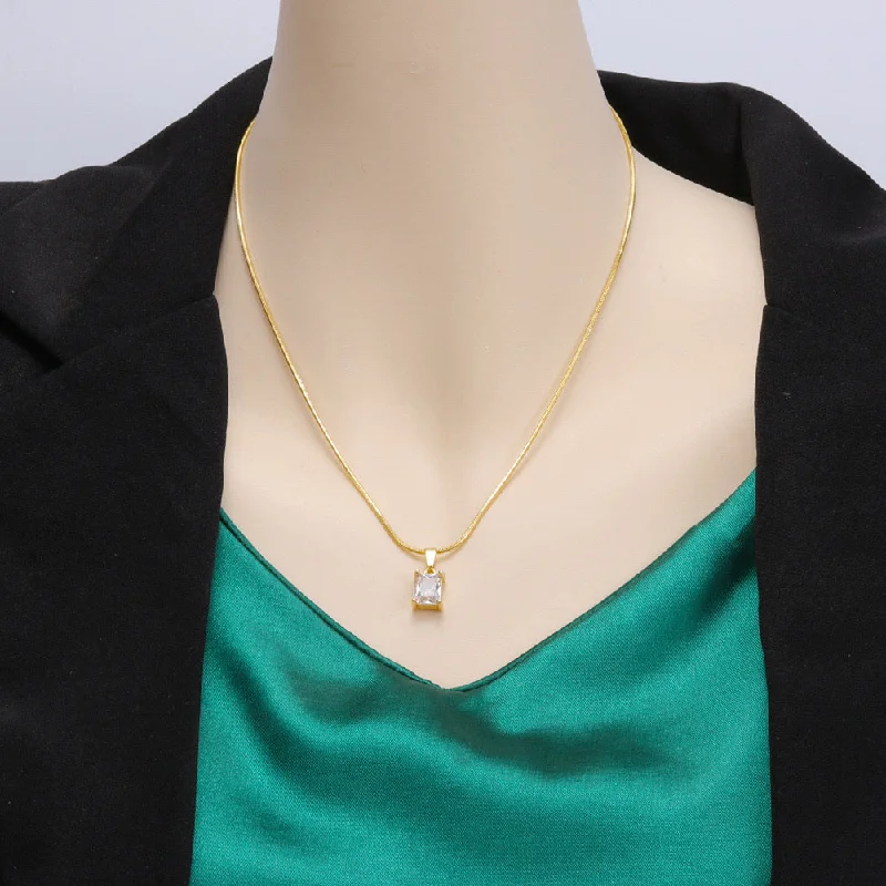 Trendy necklaces and pendants with geometric shapes for a modern aesthetic-Elegant Gold Chain Necklace with Emerald Pendant – Stunning Jewelry for Women jltn0612