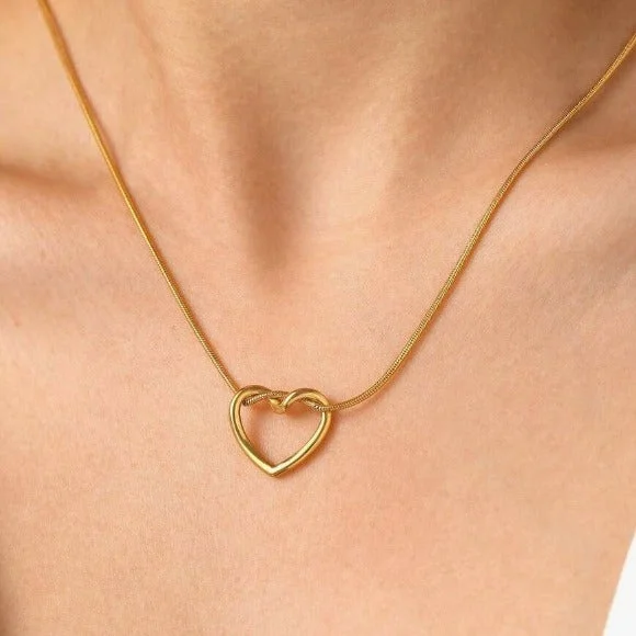 Beautiful necklaces and pendants with diamond-encrusted designs for maximum sparkle-Vintage Serpent Chain Wrapped Heart Gold Necklace JLTN1255