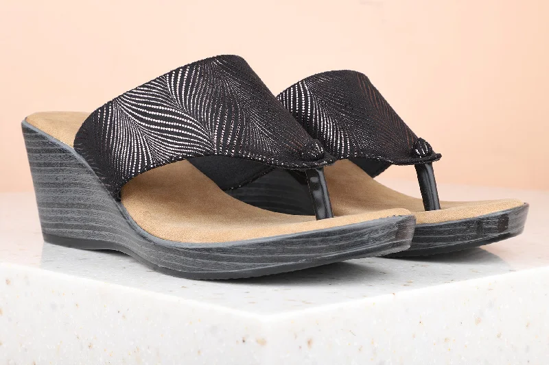 Comfortable sandals for women with closed-toe design and flexible footbed for comfort-Women Black Textured Wedge Heels