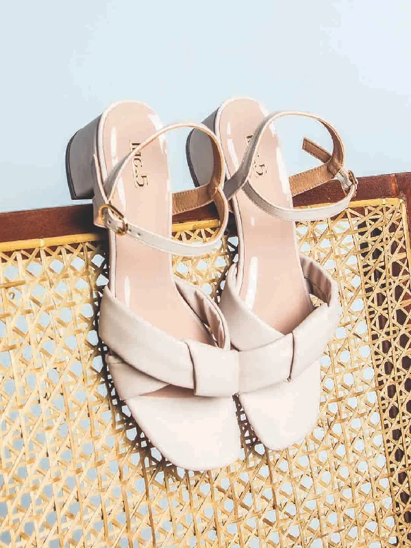 Casual sandals for women with flat soles and adjustable straps for easy wear-Women Beige Solid Knot Detail Block Heels