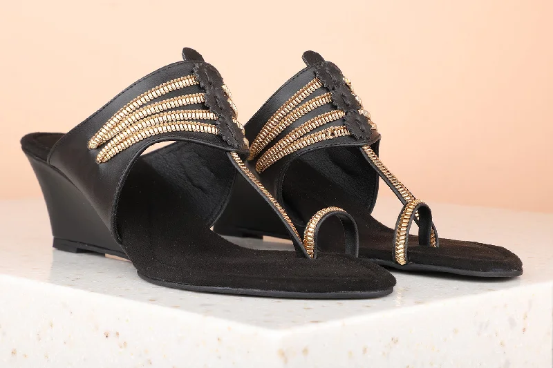 Casual sandals for women with flat soles and classic leather straps for style-Women Black Textured Ethnic Wedges Heels