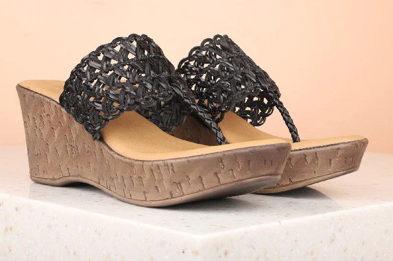 Casual sandals for women with flat soles and comfortable fit for everyday wear-Women Black Textured Wedge Heels